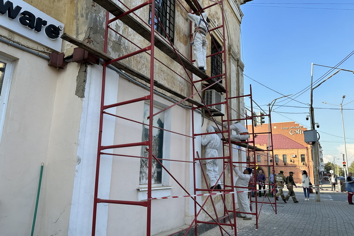 Несколько домов в центре Усть-Каменогорска готовят для покраски и реставрации