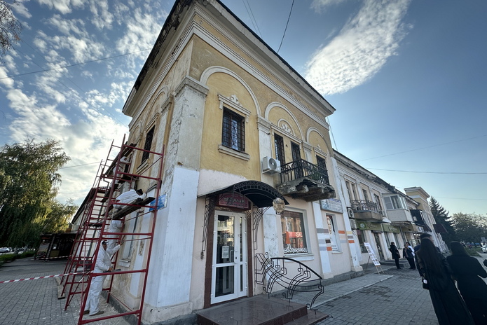 Несколько домов в центре Усть-Каменогорска готовят для покраски и реставрации