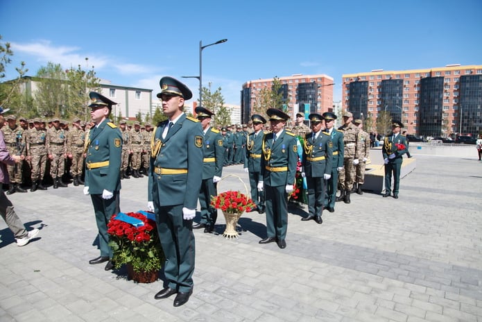 7 мая в Усть-Каменогорске возложили цветы к памятнику Сагадата Нурмагамбетова