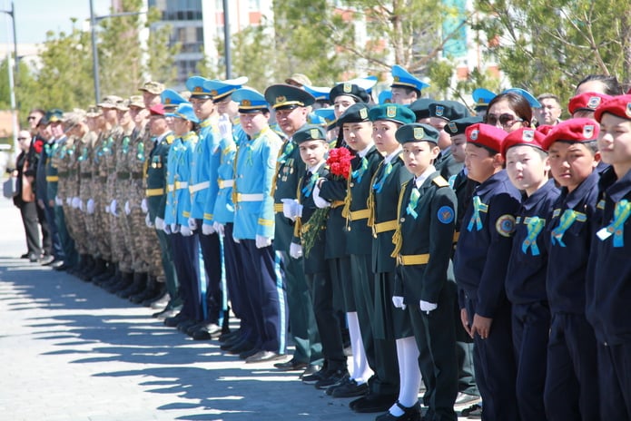 7 мая в Усть-Каменогорске возложили цветы к памятнику Сагадата Нурмагамбетова