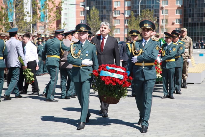 7 мая в Усть-Каменогорске возложили цветы к памятнику Сагадата Нурмагамбетова