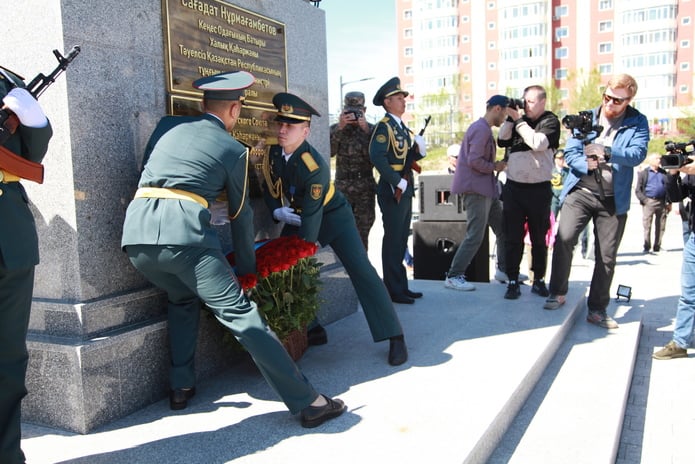 7 мая в Усть-Каменогорске возложили цветы к памятнику Сагадата Нурмагамбетова