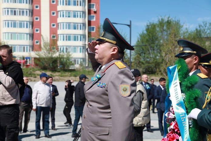 7 мая в Усть-Каменогорске возложили цветы к памятнику Сагадата Нурмагамбетова