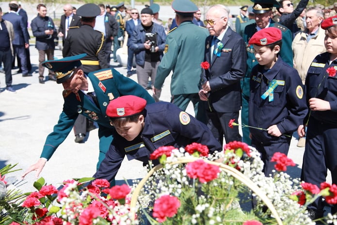 7 мая в Усть-Каменогорске возложили цветы к памятнику Сагадата Нурмагамбетова