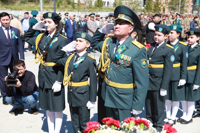 7 мая в Усть-Каменогорске возложили цветы к памятнику Сагадата Нурмагамбетова